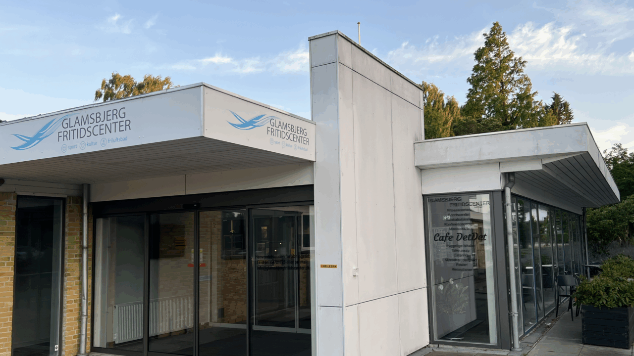 Hallerne står tomme – og ungdommen har brug for plads. Lad os åbne dørene.