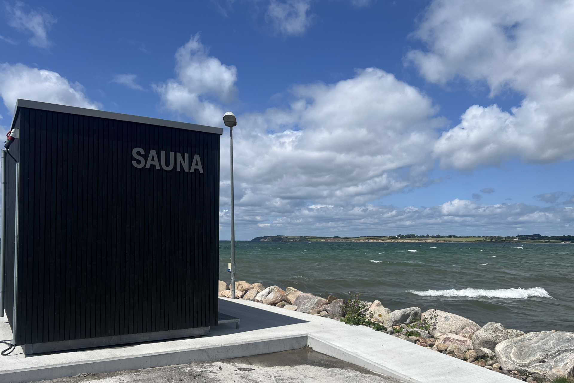 https://risbrobrix.dk/wp-content/uploads/2025/07/saunahus.png